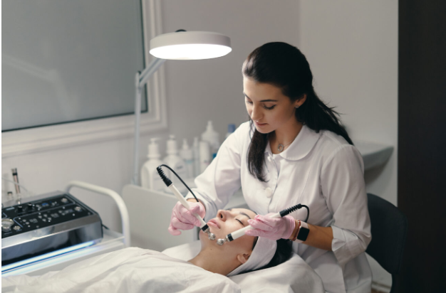 When to See a Cosmetic Dermatologist for Lasting Skin Solutions
